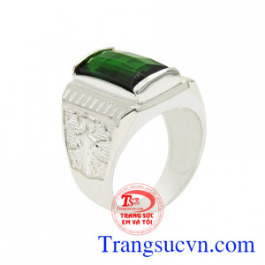 Nhẫn nam bạc quyền lực được chế tác tinh tế, chạm khắc tỉ mỉ.