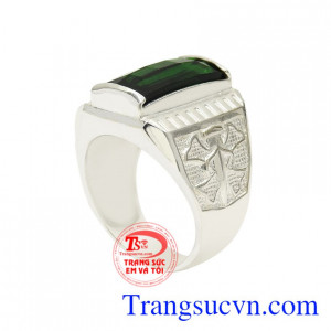 Điểm nhấn của chiếc nhẫn chính là viên đá xanh chế tác theo công nghệ hiện đại tạo vẻ thu hút cho nam giới.