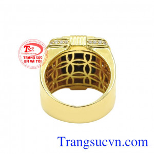 Với màu đen đá saphir rất phù hợp cho người mệnh mộc và mệnh thủy. Nhẫn nam saphir quyền lực