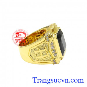 Trong phong thủy, saphir là loại đá quý mang năng lượng tốt giúp cho chủ nhân gặp may mắn, thuận lợi trong làm ăn. Nhẫn nam saphir quyền lực