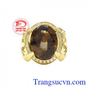 Sản phẩm chế tác từ vàng tây 18k bền đẹp kết hợp với thạch anh khói thiên nhiên hợp mệnh. Nhẫn nam thạch anh khói đẹp