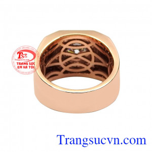 Sản phẩm dễ dàng kết hợp cùng các trang phục và phụ kiện khác nhau. Nhẫn nam vàng hồng nam tính