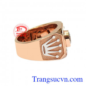 Nếu vàng trắng và vàng màu không còn phù hợp với bạn thì hãy tự tin và lựa chọn một chiếc nhẫn vàng hồng theo phong cách bạn hướng đến. Nhẫn nam vàng hồng nam tính