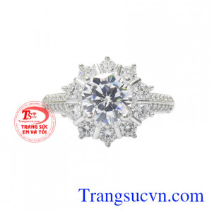 Chiếc nhẫn này vừa tôn lên vẻ thanh lịch vừa mang lại nhiều lợi ích về sức khỏe cho người đeo.