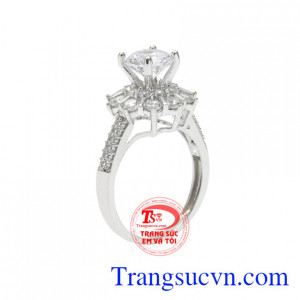 Nhẫn nữ bạc lấp lánh được chế tác tinh tế mang đến vẻ trẻ trung và xinh xắn cho nữ giới.
