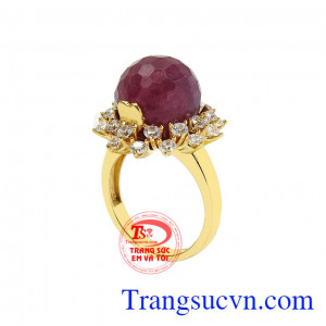 Nhẫn nữ ruby ấn tượng thu hút mọi ánh nhìn. 