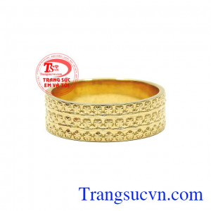 Nhẫn phong cách cá tính phái đẹp nổi bật với các họa tiết bông hoa nhỏ được ghép lại với nhau.