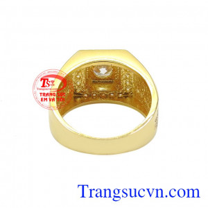 Nhẫn vàng nam ấn tượng giúp người đeo thể hiện cá tính của mình.