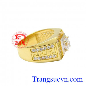 Người dùng có thể dễ dàng kết hợp cùng các kiểu trang phục khi đeo chiếc nhẫn này. Nhẫn vàng nam ấn tượng