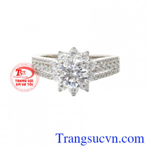 Chiếc nhẫn này sẽ giúp cho các cô gái tôn lên nét đẹp duyên dáng và thanh lịch của người phụ nữ Việt.