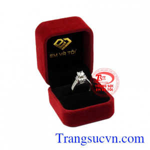 Nhẫn vàng trắng hoàn mỹ tinh tế.