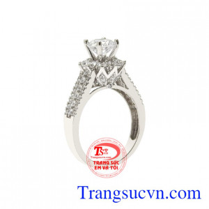Nhẫn vàng trắng hoàn mỹ được chế tác tinh xảo và độc đáo tạo nên một chiếc nhẫn lấp lánh.