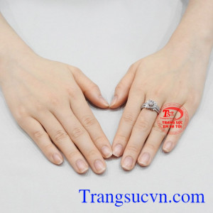 Có thể nói nhẫn vàng là món trang sức không thể thiếu với phái nữ.