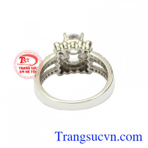 Nhẫn vàng trắng phái đẹp là món quà xinh xắn để dành tặng cho người con gái thân thương, giúp quý cô rạng rỡ khi trưng diện.