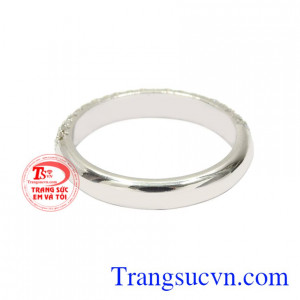 Nhẫn vàng trắng thanh tú món quà tinh tế dành cho cô gái của bạn.