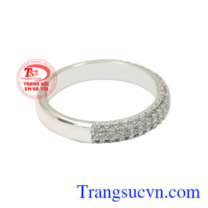 Chiếc nhẫn này sẽ giúp cho đôi bàn tay của phái đẹp thu hút và trông thanh mảnh hơn.