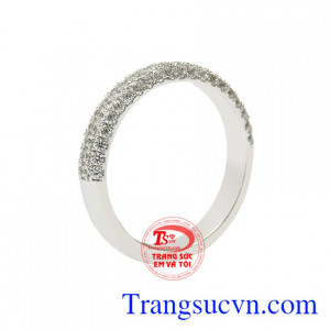 Nhẫn vàng trắng thanh tú được chế tác tinh xảo khi kết hợp vàng 10k và những viên đá cz lấp lánh.