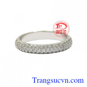 Nhẫn nữ vàng trắng hiện đang là xu hướng trang sức giúp tôn lên vẻ hiện đại và thời thượng đến cho người đeo.