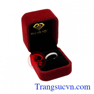 Nhẫn vàng trắng thanh tú chất lượng.