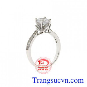 Nhẫn vàng trắng trang nhã được chế tác kiểu dáng thanh thoát và nhã nhặn giúp tôn lên vẻ nữ tính và kiêu sa cho phái đẹp.