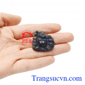 Mặt phật sapphire màu lam thích hợp cho người mệnh thủy và mệnh mộc. Phật di lặc hưng thịnh đá sapphire