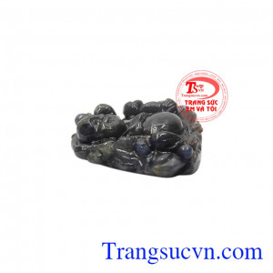 Với màu sắc lam rất sẫm hợp mệnh thủy và mệnh mộc. Phật di lặc may mắn đá sapphire