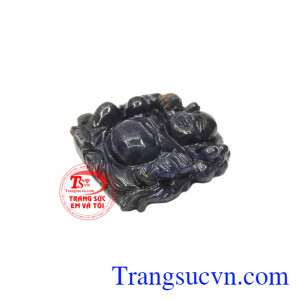 Đĩnh vàng và đồng kim tiền trên tay phật di lặc là biểu tượng của sự sung túc và giàu có. Phật di lặc sapphire đại lộc