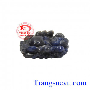 Phật cầm trên tay đĩnh vàng là biểu tượng cho giàu có, sung túc. 