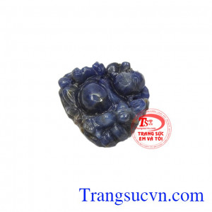 Với màu sắc lam sẫm phù hợp cho người mệnh thủy và mệnh mộc. Phật di lặc sapphire phát tài