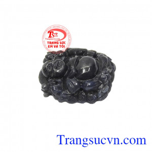 Phật di lặc sapphire tốt lành với kiểu chế tác tinh xảo, hoàn mỹ. 