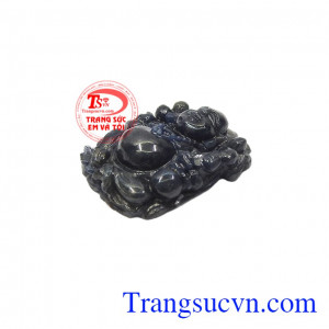 Phật di lặc thành công đá sapphire được bọc vàng hoặc bạc đeo bên mình với mong ước được may mắn, giàu có và mọi sự như ý. 