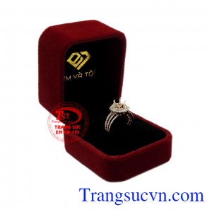 Vỏ nhẫn nữ kim cương quyến rũ là món quà dành tặng tới người phụ nữ của bạn.