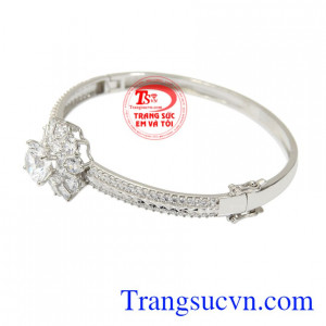 Những viên CZ lấp lánh sẽ tạo nên vẻ thu hút giúp đôi tay của các nàng trông sáng và thon gọn hơn.