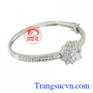 Vòng tay bạc được nữ giới lựa chọn nhiều để làm trang sức giúp toát lên vẻ đẹp và thời trang.