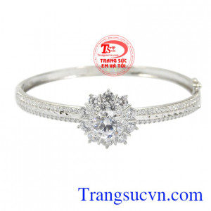 Vòng bạc nữ tinh tế được chế tác sáng bóng, xinh xắn mang đến một sản phẩm hoàn hảo.