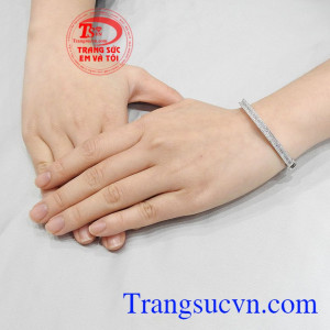 Vòng tay bạc sang trọng