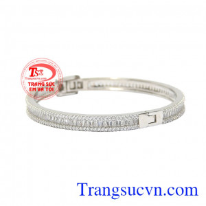 Với thiết kế này dễ dang kết hợp cùng các trang phục đi chơi hoặc đi dự tiệc. Vòng tay bạc sang trọng