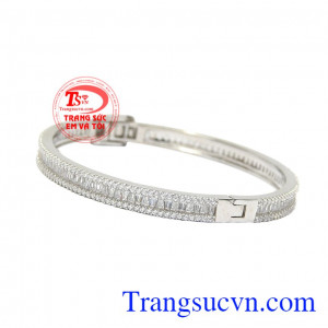Mang phong cách trẻ trung, kiêu sa và sành điệu giúp các cô nàng thêm cuốn hút và cá tính. Vòng tay bạc sang trọng