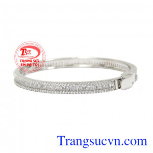 Những viên đá cz với các kích thước khác nhau kết hợp hài hòa tạo nên chiếc vòng tay vô cùng ấn tượng. Vòng tay bạc sang trọng