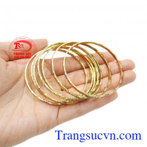 Vòng tuần vàng phong cách mang tới vẻ đẹp sang trọng và kiêu sa cho phái đẹp. 