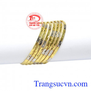 Tùy vào sở thích mà các chị em có thể đeo bộ 7 hoặc 14 chiếc. Vòng tuần vàng phong cách