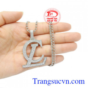 Bộ mặt dây chữ thời thượng nam tính.