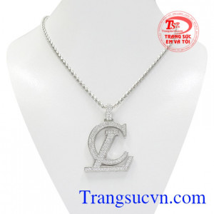 Bộ mặt dây chữ thời thượng là sự kết hợp của mặt dây chữ thời trang và dây chuyền vàng trắng chất lượng.