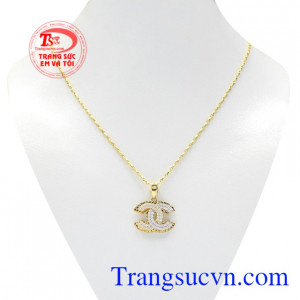 Bộ mặt dây thời thượng phái đẹp là sự kết hợp giữa mặt dây vàng và dây chuyền chất lượng tạo vẻ thời trang cho người đeo.