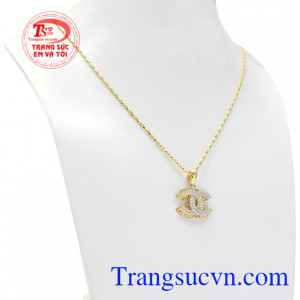 Bộ sản phẩm mang đến vẻ trang nhã tôn vinh vẻ đẹp duyên dáng của người phụ nữ Việt.