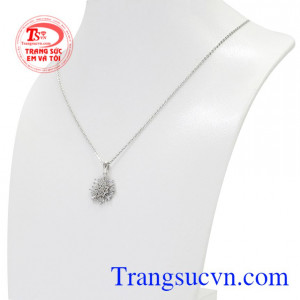 Bộ sản phẩm mang đến vẻ trẻ trung, tôn lên nét rạng ngời của khuôn mặt người đeo.