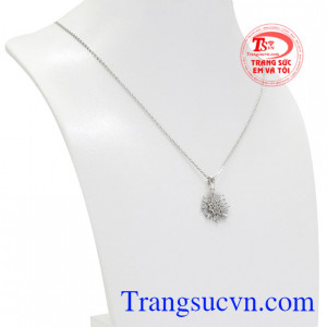 Trang sức vàng giúp tô điểm thêm nét dịu dàng, duyên dáng cho người phụ nữ Việt.