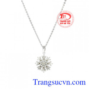 Bộ mặt dây vàng trắng hoa tuyết tinh tế.