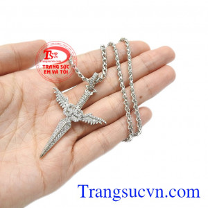 Sản phẩm chế tác từ vàng tây 10k bền đẹp, sáng bóng. Bộ trang sức kiếm phong cách