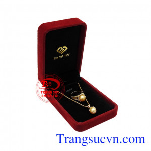 Sản phẩm kết hợp vàng tây cùng ngọc trai hợp mệnh, phù hợp cho người mệnh kim và mệnh thổ. Bộ trang sức ngọc trai rạng ngời